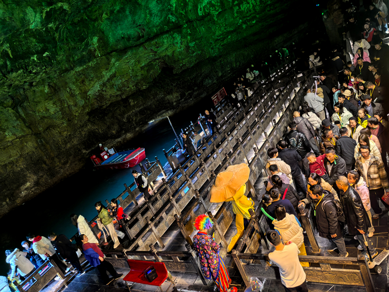 黃龍洞景區(qū)有序應(yīng)對客流高峰，近萬中外游客共享“潮玩中國年”